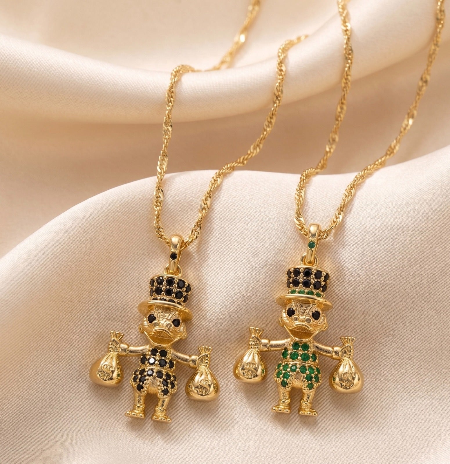 Combo Dúo de la Abundancia: 2 Dijes Tío Rico + 2 Cadenas Singapur – Oro Laminado 18K