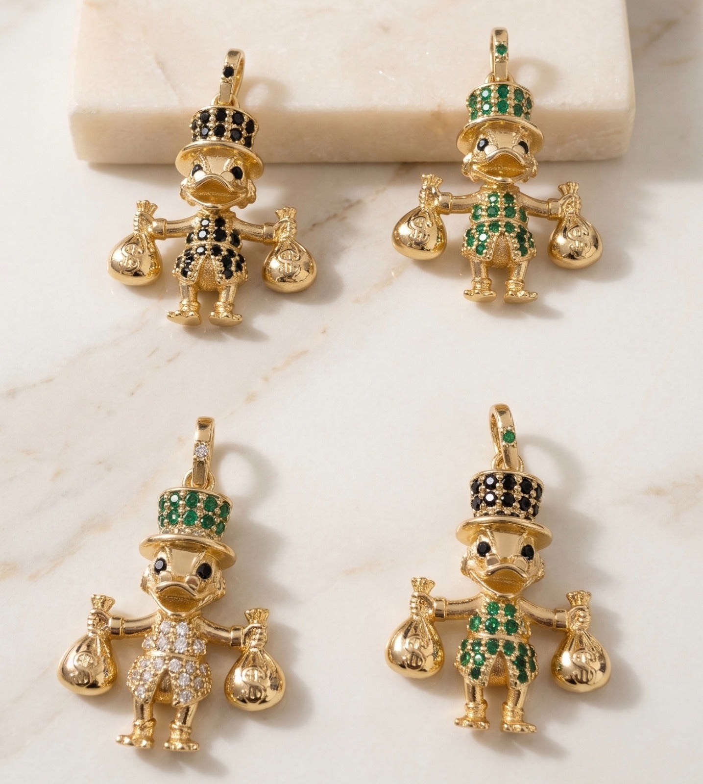Dije Pato Tío Rico de la Abundancia con Circones – Oro Laminado 18K