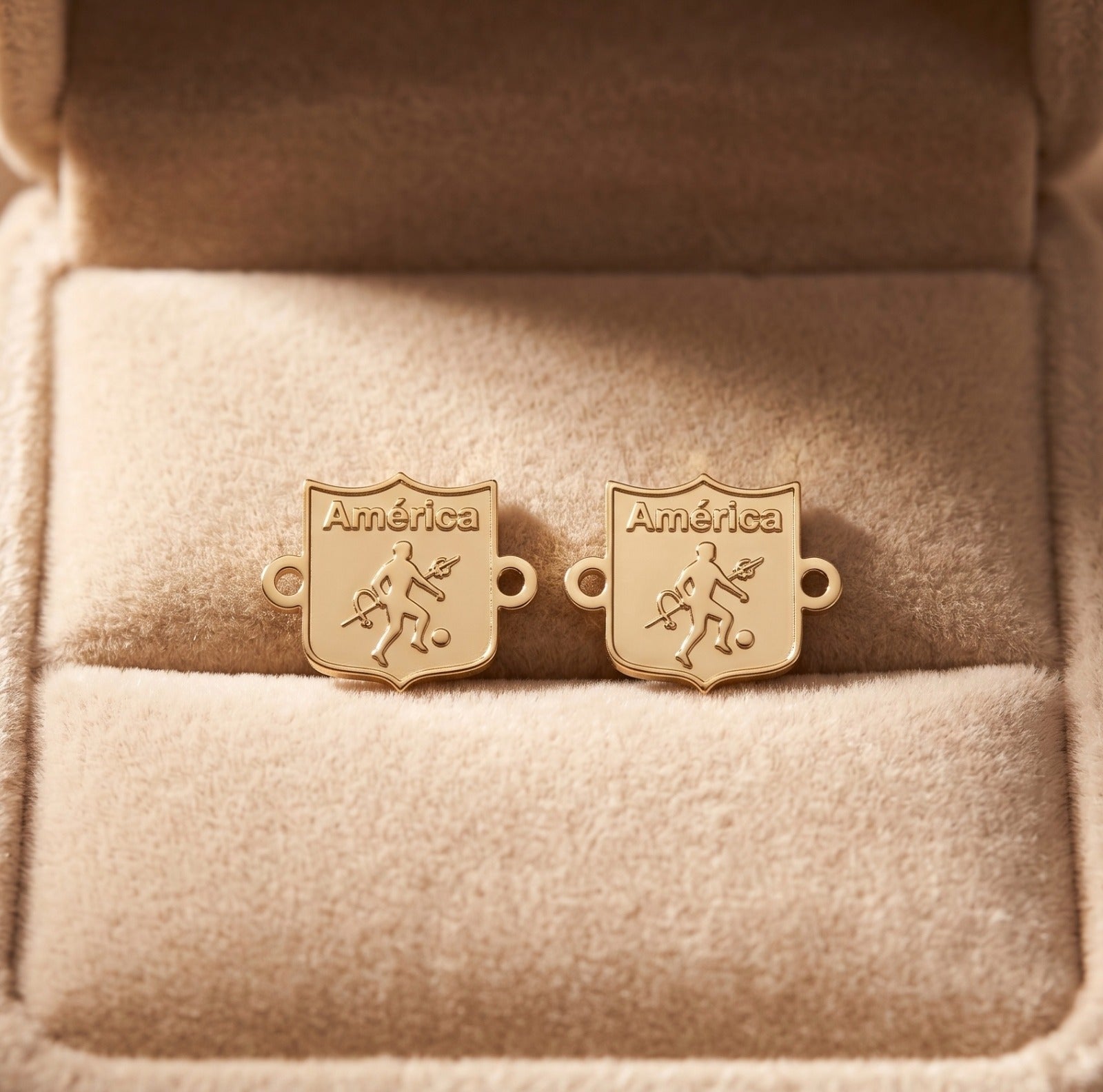 Herraje Conector Escudo América de Cali – Oro Laminado 18K