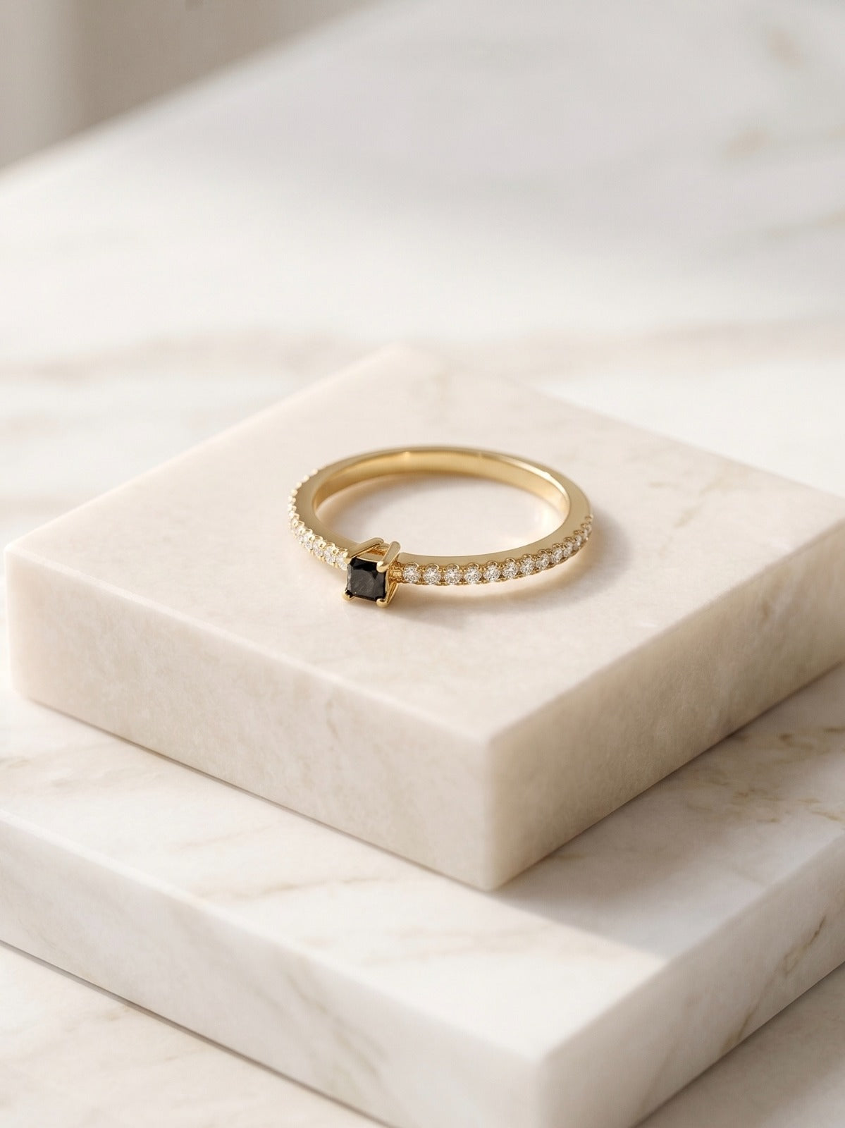 Anillo Argolla Chispa Negra y Micro-Circones – Oro Laminado 18K