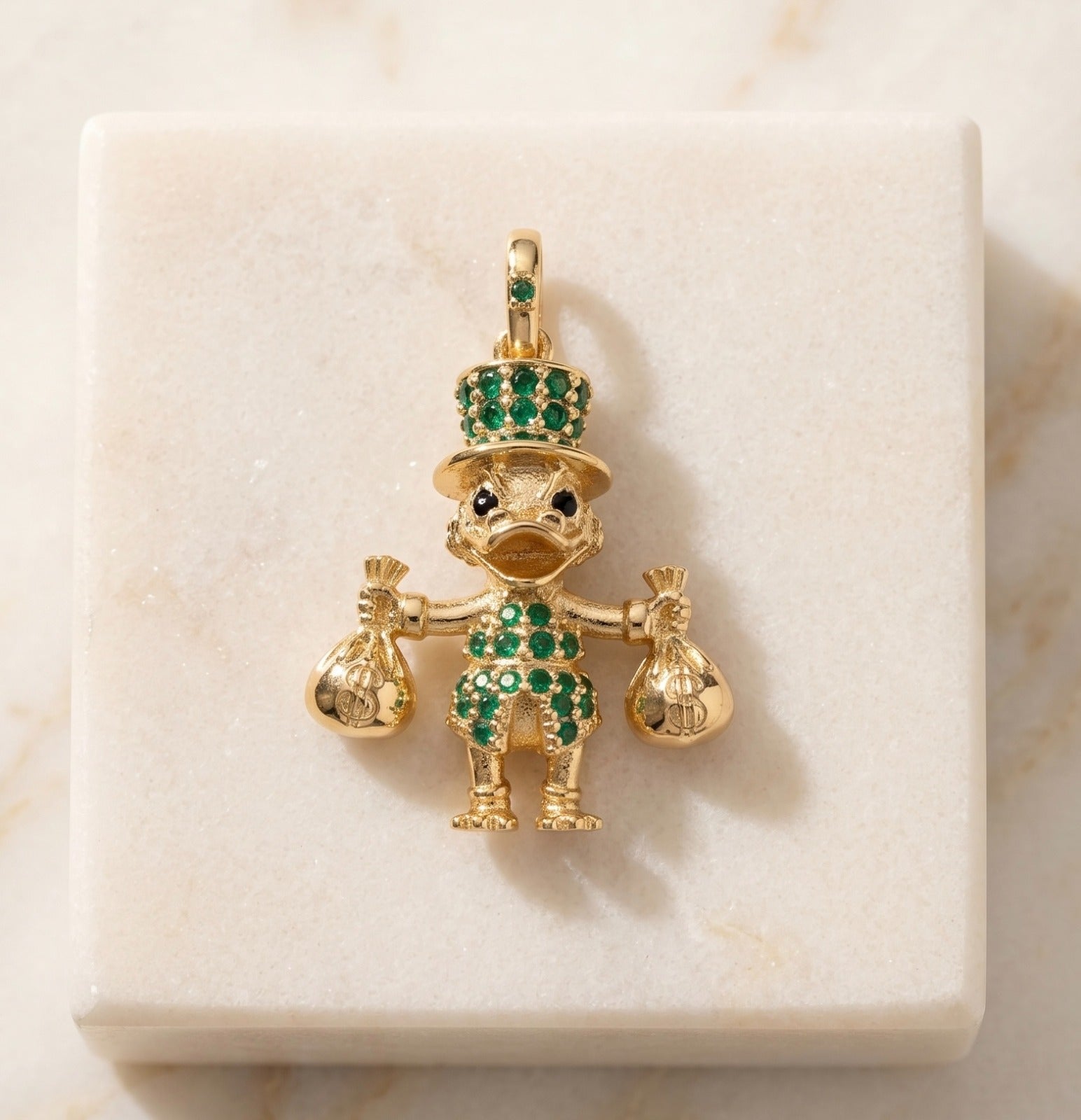 Dije Pato Tío Rico de la Abundancia con Circones – Oro Laminado 18K