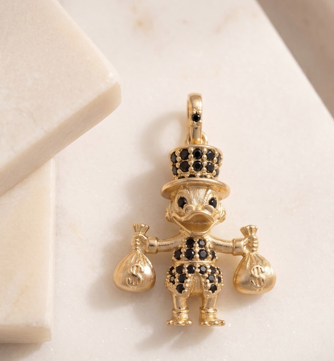 Dije Pato Tío Rico de la Abundancia con Circones – Oro Laminado 18K
