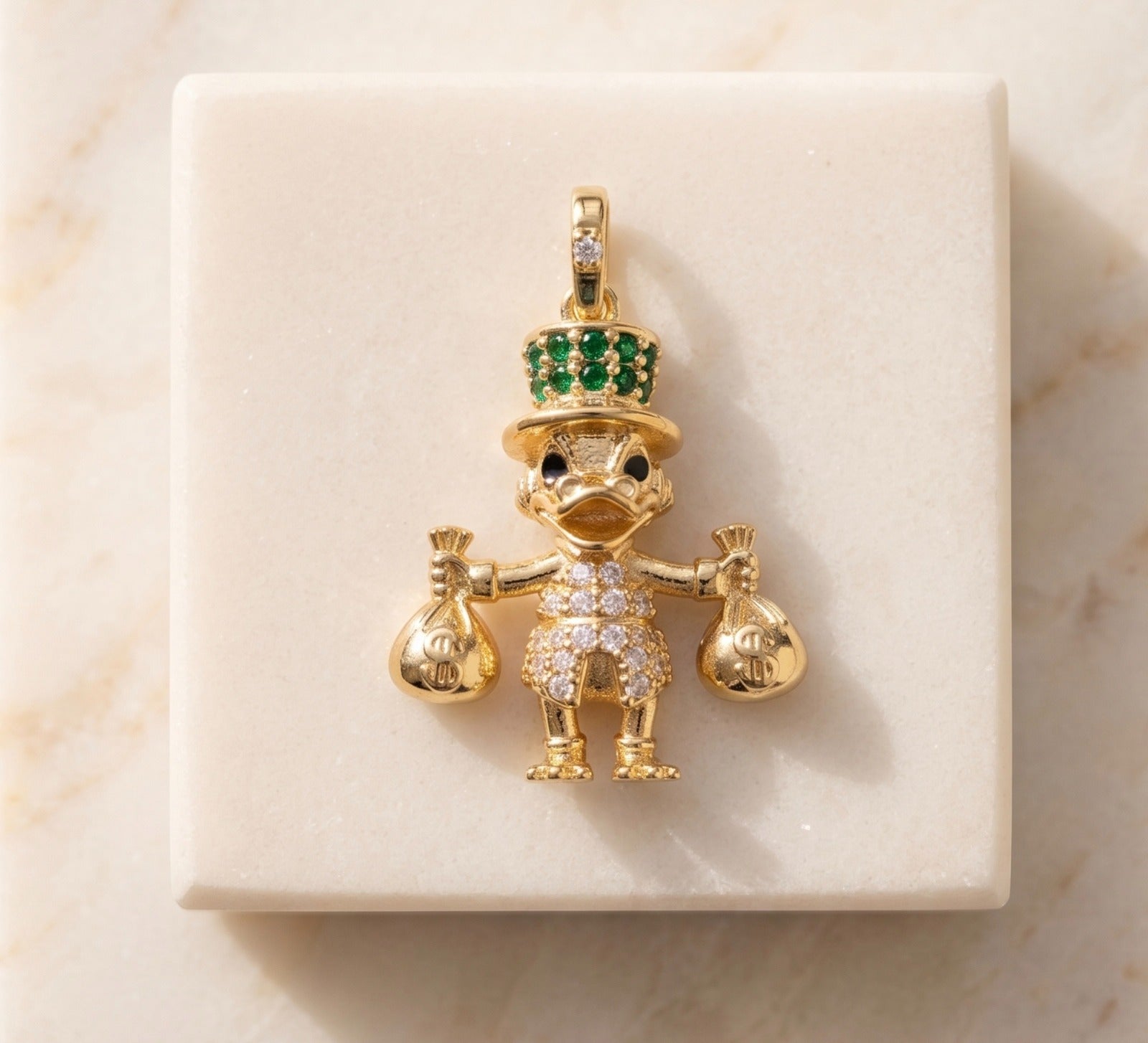 Dije Pato Tío Rico de la Abundancia con Circones – Oro Laminado 18K